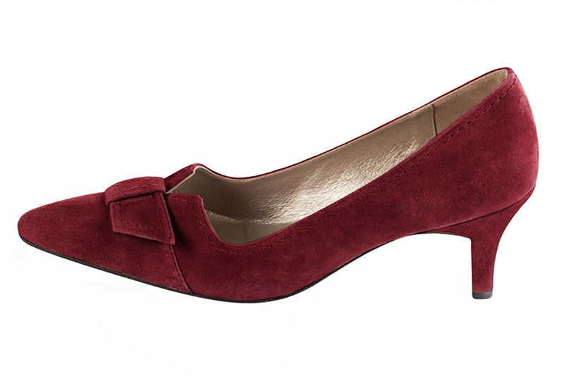 Burgundy red women's dress pumps, with a knot on the front. Tapered toe. Medium slim heel. Profile view - Florence KOOIJMAN
